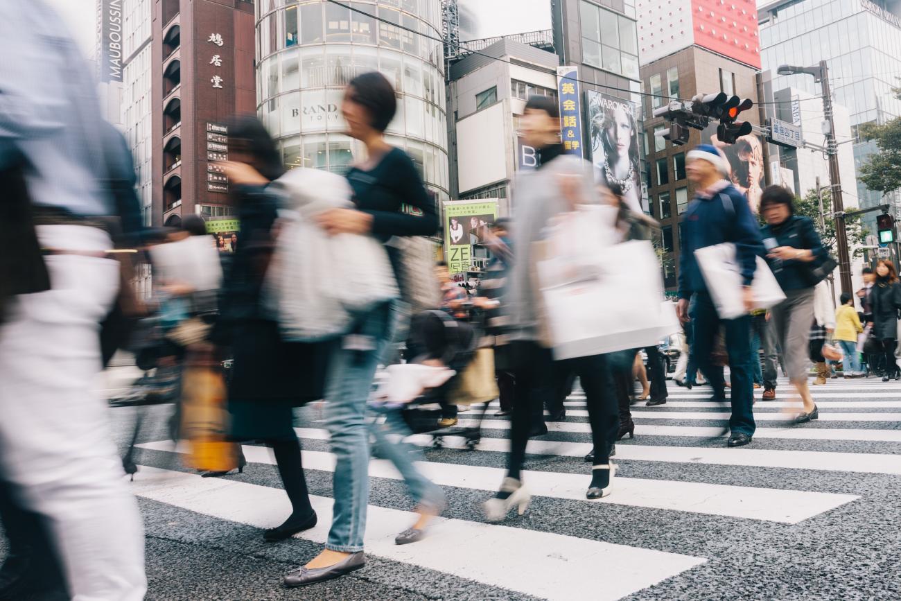 Толпы спид. Человек на перекрестке. Токио перекресток Сибуя. Люди на перекрестке в Нью Йорке. Перекресток города с людьми.